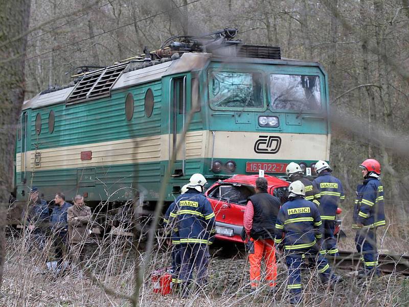 Smrtelná nehoda v Třebechovicích p. O., kde mladá řidička vjela přímo pod jedoucí vlak. 12. dubna 2010.