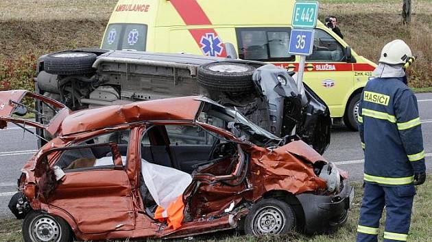 U Všestar na Hradecku došlo 15. října ke kolizi tří osobních vozů. Nehoda si vyžádala dva lidské životy.