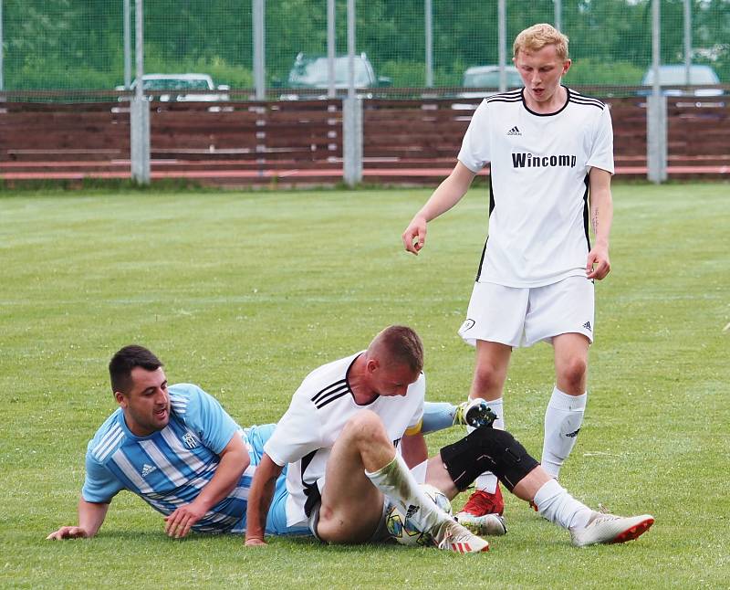 Šlágr III. třídy Sendražice (v bílém) vs. Nový Hradec Králové B (2:2).