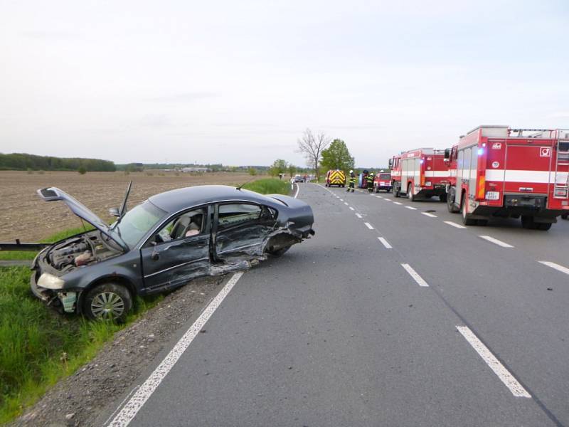 Dopravní nehoda dvou osobních automobiů mezi Černilovem a Výravou.