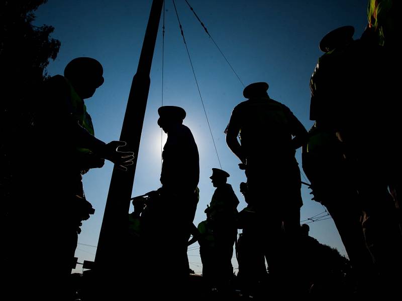 Dopravní policisté při řízení dopravy na křižovatce ulic Hradecká - Sokolská (tzv. Mileta) v Hradci Králové v rámci 9. ročníku celorepublikové Soutěže dopravních policistů 2016.