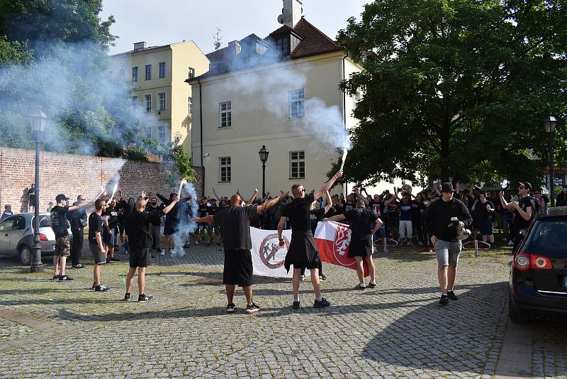 Asi 150 lidí se sešlo na pochodu, kterým podpořili svého těžce zraněného kamaráda. Na klidný průběh dohlíželi desítky policistů včetně dvou členů antikonfliktního týmu.