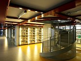 Stěhování všeho potřebného do nové městské knihovny v Hradci Králové.