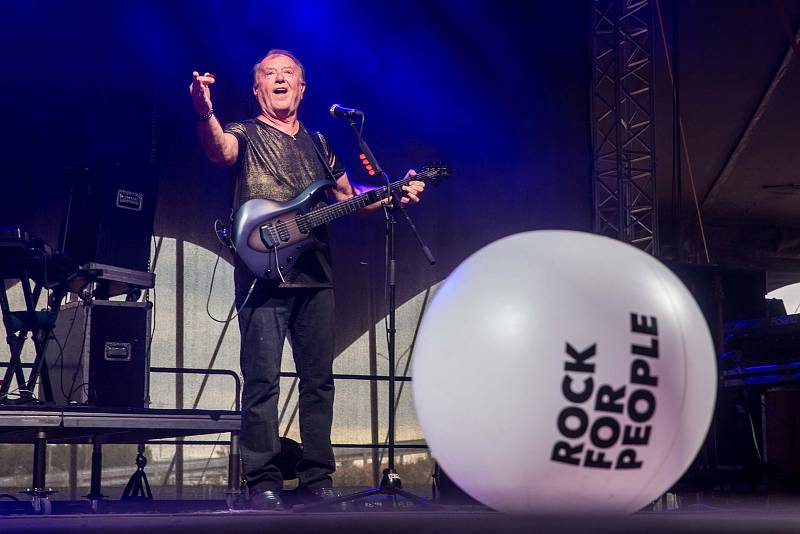 Z festivalu Rock for People: vystoupení skupiny Olympic s frontmanem Petrem Jandou.