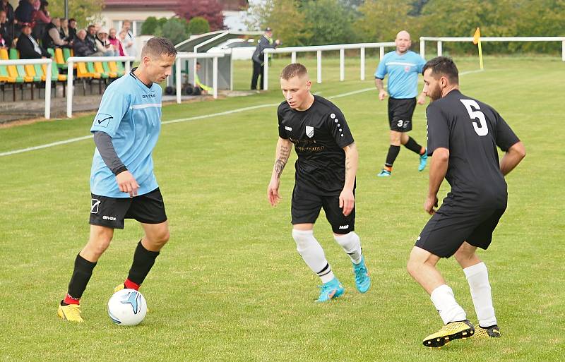 Doposud stoprocentní Probluz (v černém) na domácím trávníku porazila v duelu III. třídy Neděliště 4:2.