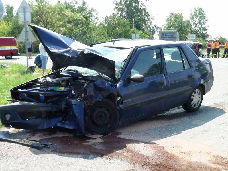 Dopravní nehoda tří osobních automobilů na silnici číslo 11 pří výjezdu z Hradce Králové směrem na Blešno.