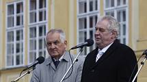 Prezident Miloš Zeman přijel na třídenní návštěvu královéhradeckého kraje. Odpoledne diskutoval s lidmi na Valdštejnově náměstí.