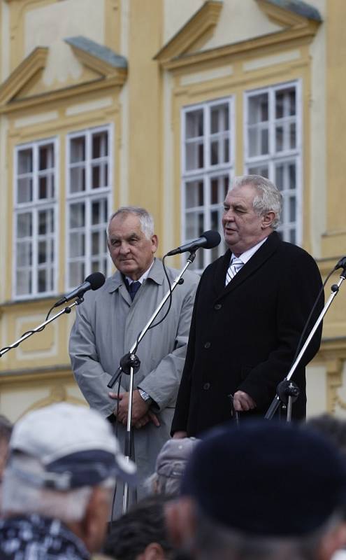 Prezident Miloš Zeman přijel na třídenní návštěvu královéhradeckého kraje. Odpoledne diskutoval s lidmi na Valdštejnově náměstí.