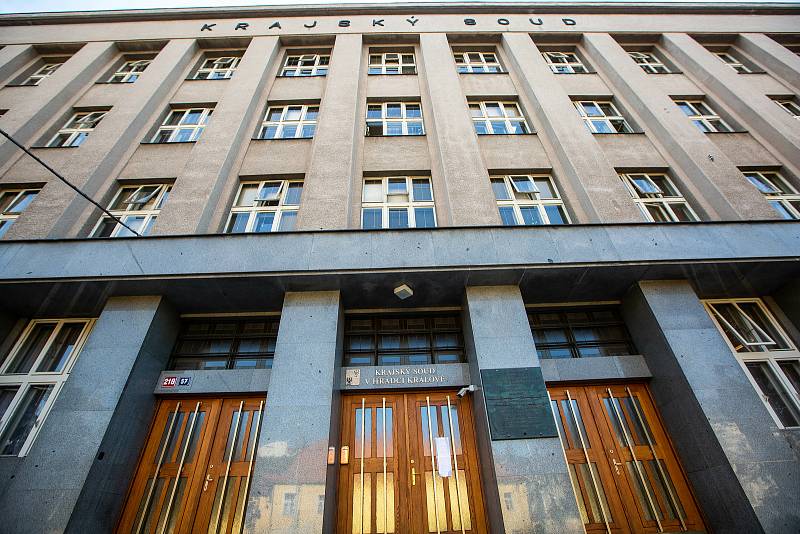 Před Krajský soud v Hradci Králové předstoupil muž, který podle obžaloby vloni v červenci zastřelil v restauraci v Rychnově nad Kněžnou svoji manželku.