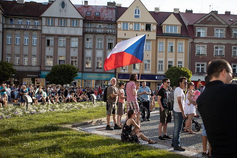 Na Masarykově náměstí v Hradci Králové se v úterý podle organizátorů sešlo více než tisíc lidí.