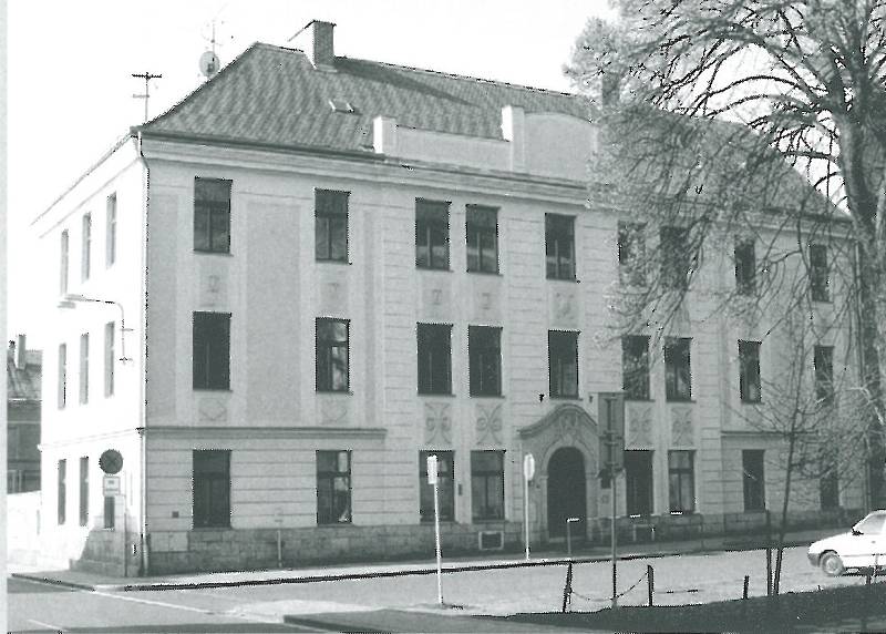 Základní umělecká škola patří mezi nejstarší dochované školní budovy ve městě. Základní kámen ke stavbě byl položen 12. června 1818 a roku 1819 byla škola slavnostně otevřena.