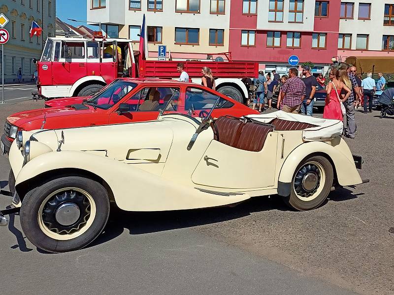 Veterán rallye uspořádal místní Klub přátel historických vozidel po 26. a krásnými samohyby se kochaly stovky lidí.