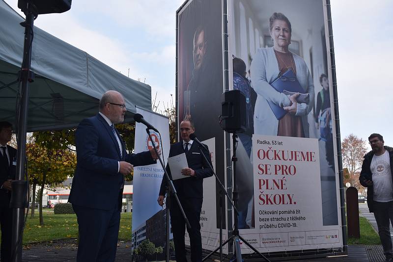 Ministr zdravotnictví Vlastimil Válek ve Fakultní nemocnici Hradec Králové.