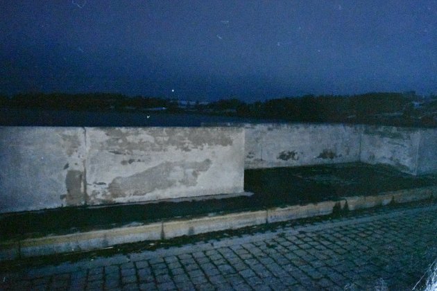 Betonové zábradlí na hrázi přehrady, odkud pachatelé shodili svázanou oběť do Seče.