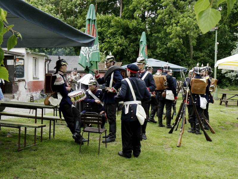 Vojenské C. k. manévry na Chlumu.