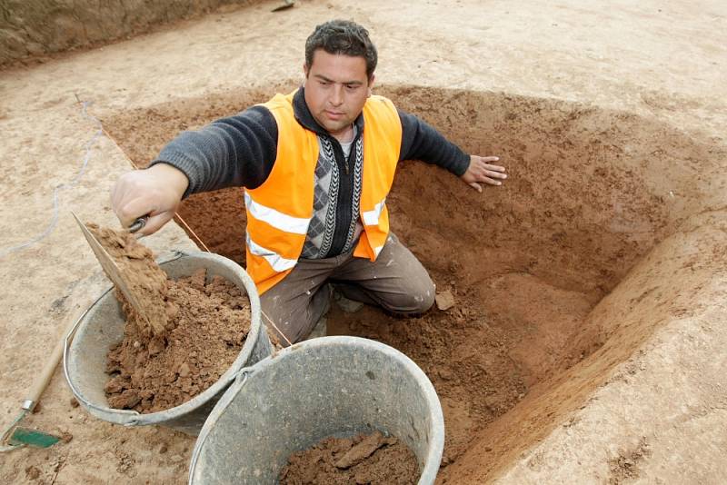 Část keltského sídliště našli archeologové při průzkumech v místě, kde se buduje hlavní silniční tah z Hradce Králové na Pardubice.