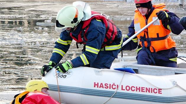 Hasiči SDH Lochenice při práci na vodě.