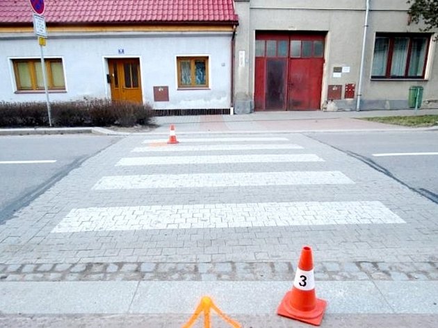 Dopravní nehoda na přechodu pro chodce v Nechanicích.