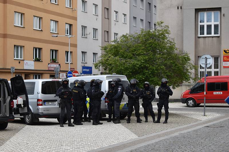 Asi 150 lidí se sešlo na pochodu, kterým podpořili svého těžce zraněného kamaráda. Na klidný průběh dohlíželi desítky policistů včetně dvou členů antikonfliktního týmu.