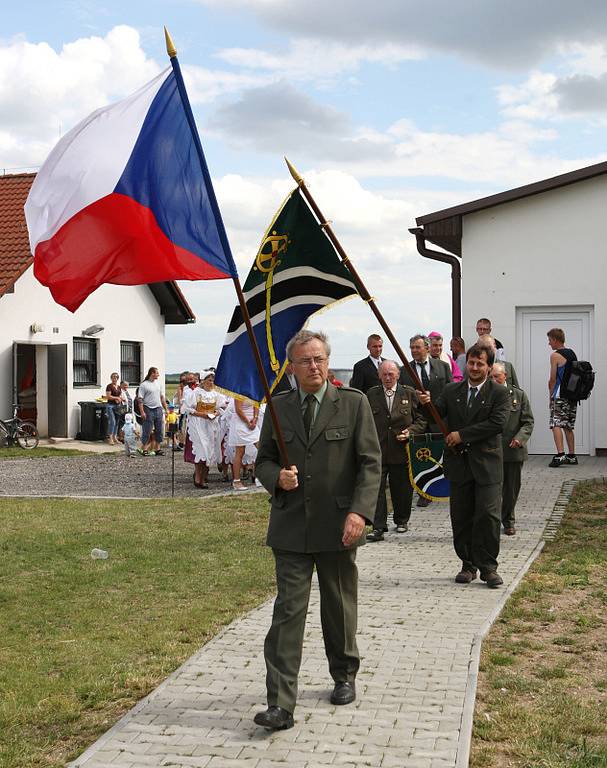 Svěcení vlajky + fotbalový turnaj amatérských mužstev obcí  „O pohár starosty Vysoké nad Labem“. Vyhrál Deník