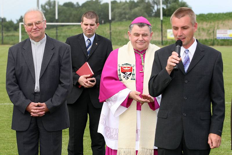 Svěcení vlajky + fotbalový turnaj amatérských mužstev obcí  „O pohár starosty Vysoké nad Labem“. Vyhrál Deník