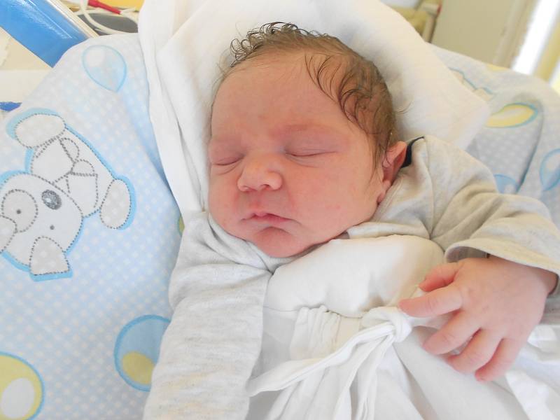 MARSELL ČERVENÝ se narodil 29. června ve 12.06 hodin. M2řil 50 cm a vázžil 3450 g. Velice potěšil svou maminku Nikolu Černou z Dobrušky.