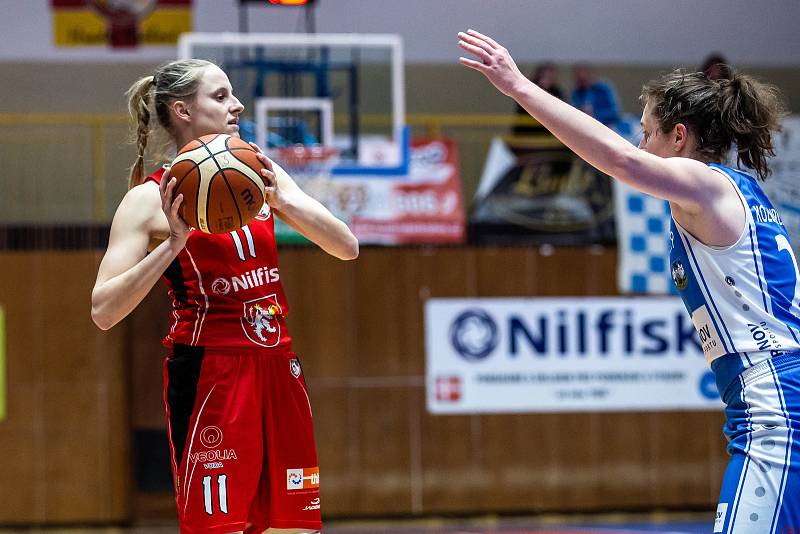 Ženská basketbalová liga: Sokol Nilfisk Hradec Králové - BK Loko Trutnov.