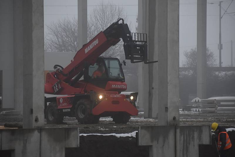 Téměř sedm let opuštěná stavba hal společnosti CTP se v prosinci rychle rozjela.