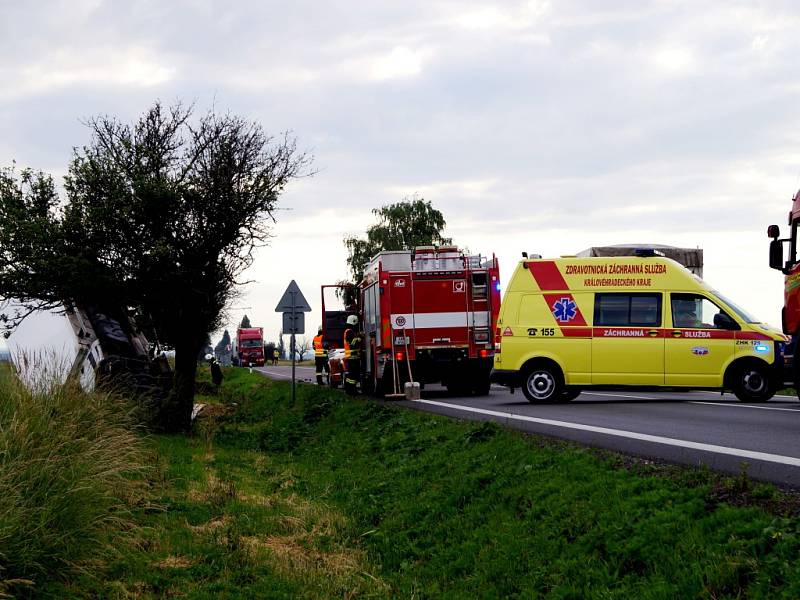 Střet tří vozidel na silnici I/33 poblíž Plotišť nad Labem.