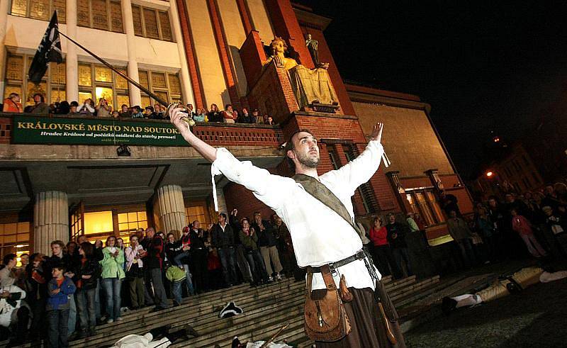 Noc muzeí: vylodění pirátů před Muzeem východních Čech a dobytí jeho budovy (pátek 28. května 2010).