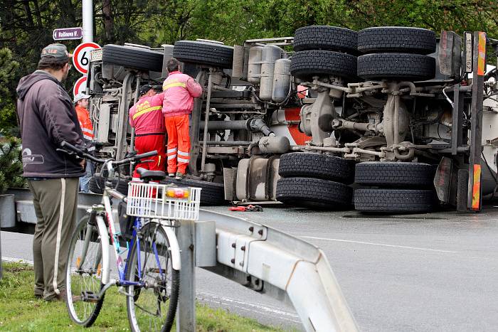 Nedodržení bezpečné rychlosti při odbočování, mělo za následek převrácení nákladního vozidla určeného k transportu betonu. 