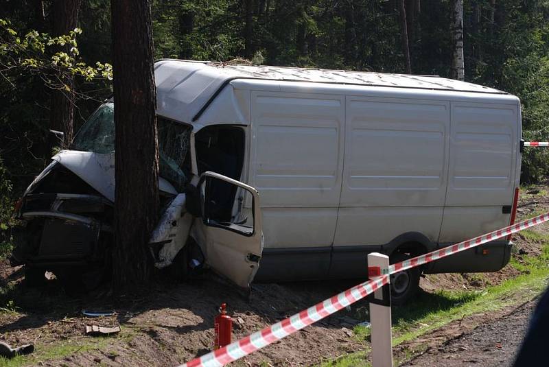 Při tragické dopravní nehodě na silnici I/11 mezi Petrovicemi a Třebechovicemi pod Orebem zahynul jeden člověk.