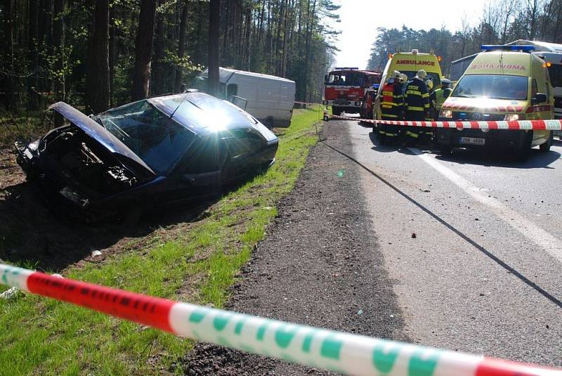 Při tragické dopravní nehodě na silnici I/11 mezi Petrovicemi a Třebechovicemi pod Orebem zahynul jeden člověk.