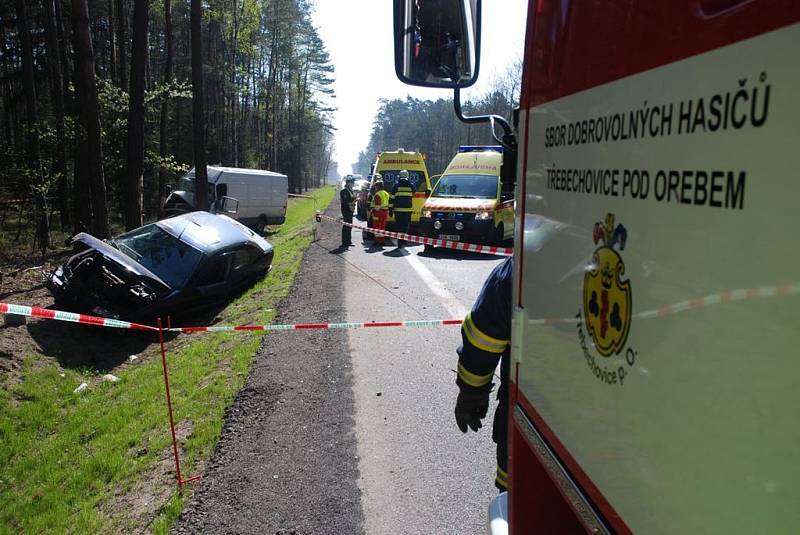 Při tragické dopravní nehodě na silnici I/11 mezi Petrovicemi a Třebechovicemi pod Orebem zahynul jeden člověk.