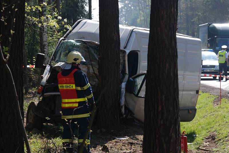 Při tragické dopravní nehodě na silnici I/11 mezi Petrovicemi a Třebechovicemi pod Orebem zahynul jeden člověk.