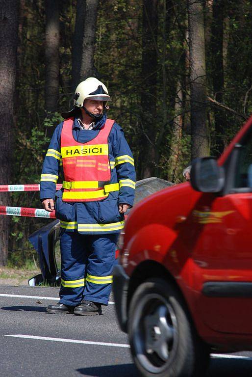 Při tragické dopravní nehodě na silnici I/11 mezi Petrovicemi a Třebechovicemi pod Orebem zahynul jeden člověk.