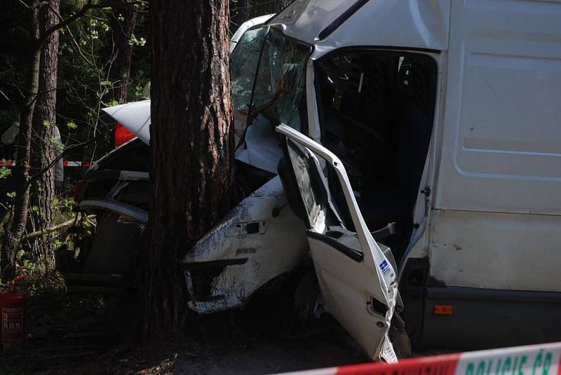 Při tragické dopravní nehodě na silnici I/11 mezi Petrovicemi a Třebechovicemi pod Orebem zahynul jeden člověk.