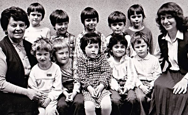Třída neslyšících předškoláků s učitelkami Evou Brandejsovou a Ludmilou Stejskalovou v červnu roku 1987.