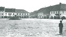 Náměstí v Novém Bydžově, kolem roku 1900, jihovýchodní část. Nejstarší dochované fotografie náměstí patřily do souboru kabinetních pohledů prodávaných tehdy ve Slavíkově knihkupectví.