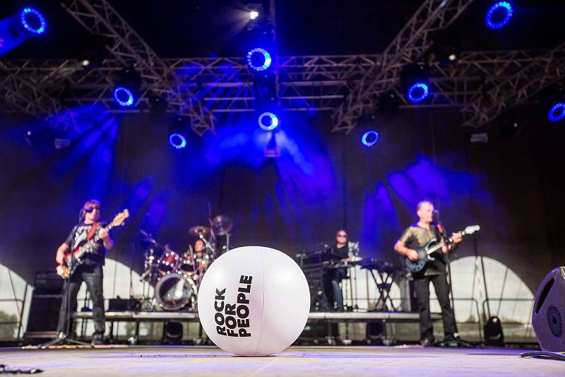 Z festivalu Rock for People: vystoupení skupiny Olympic s frontmanem Petrem Jandou.