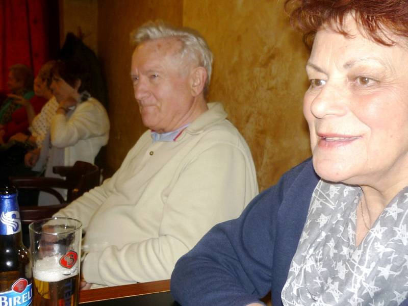 Sraz spolužáků po 55 letech v restauraci Černý kůň na Malém náměstí v Hradci Králové.