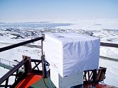 Brewerův spektrofotometr na argentinské stanici Marambio v oblasti antarktického poloostrova.