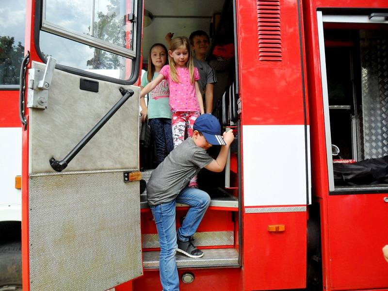 Dětský den školáků ze ZŠ Pouchov u dobrovolných hasičů v Malšovicích.