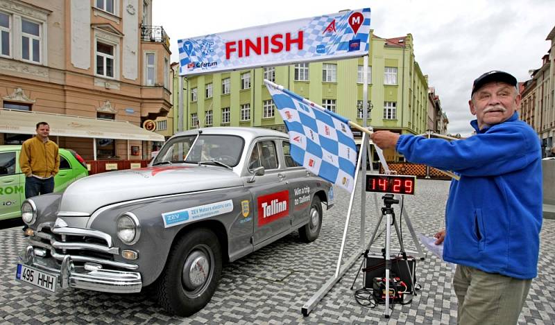 Automobilové supersporty s elektrickým pohonem až z estonského Tallinnu přijely na Masarykovo náměstí v Hradci Králové.