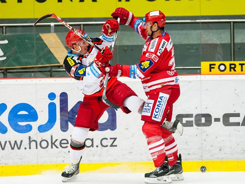 Hokejová extraliga: Mountfield HK - HC Oceláři Třinec.