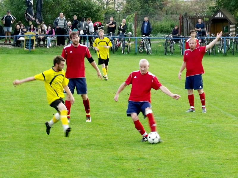 Krajská fotbalová I. B třída, skupina C: TJ Lokomotiva Hradec Králové - SK Smiřice.