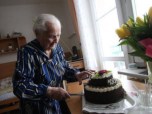 Hedvika Trutnovská, která nyní žije v hradeckém domově důchodců, oslavila sté narozeniny. K významnému jubileu jí přišel blahopřát primátor Hradce Králové Zdeněk Fink.