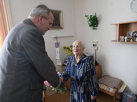 Hedvika Trutnovská, která nyní žije v hradeckém domově důchodců, oslavila sté narozeniny. K významnému jubileu jí přišel blahopřát primátor Hradce Králové Zdeněk Fink.