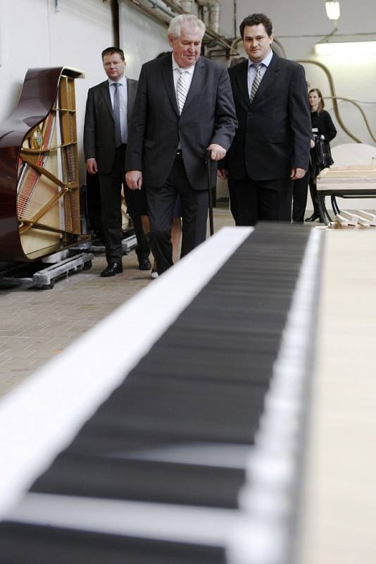 Prezident Zeman si prohlédl muzeum a výrobu firmy Petrof na výrobu klavírů a pianin.