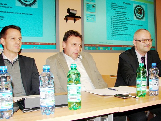 Na valné hromadě – zleva: Rudolf Řepka (generální sekretář FAČR), Václav Andrejs (předseda KFS), Martin Zbořil (předseda OFS).